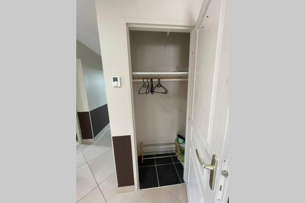 Superbe Appartement Avec 2 Chambres - 9 Personnes - Parking Prive تورنو-سور-رون المظهر الخارجي الصورة