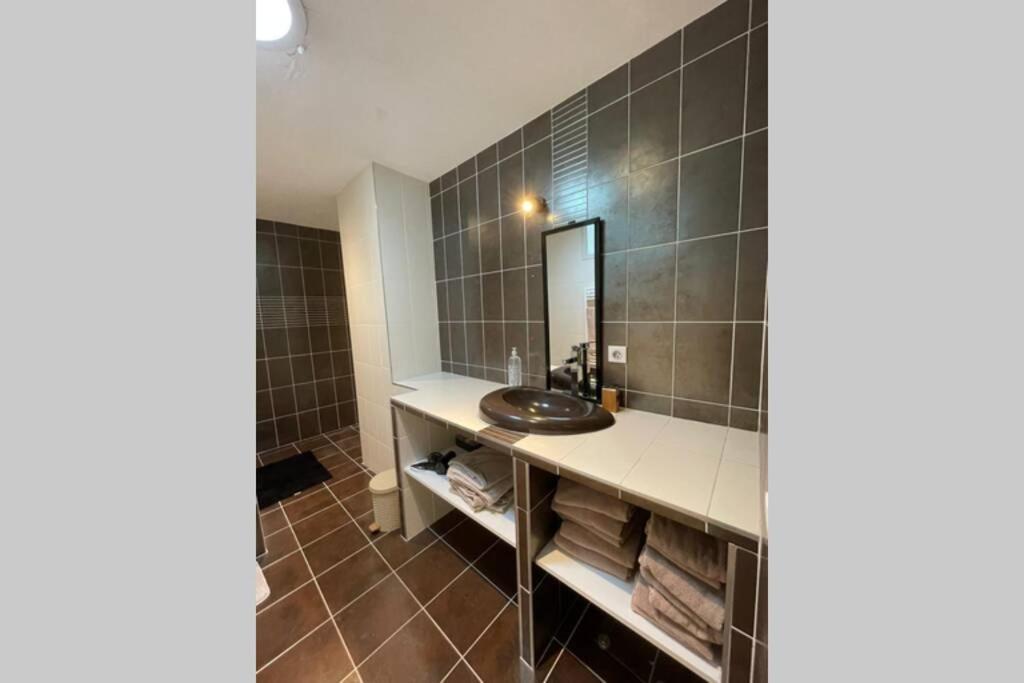 Superbe Appartement Avec 2 Chambres - 9 Personnes - Parking Prive تورنو-سور-رون المظهر الخارجي الصورة